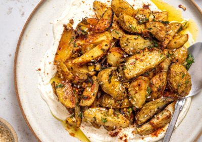 CrispyOreganoRoastedPotatoeswithCreamyFetaSauce_1_AnnaJanecka_11042023